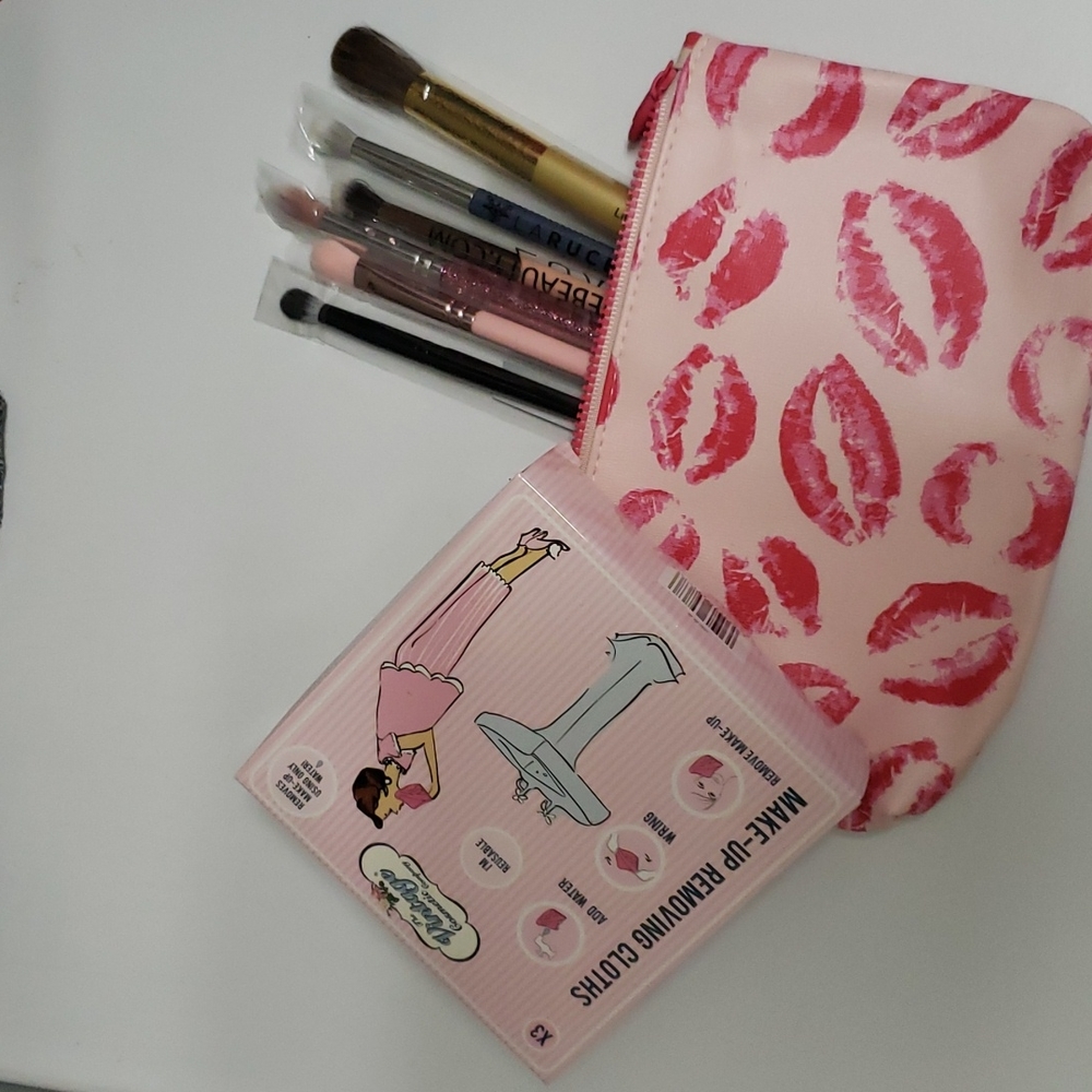 The Vintage Cosmetic Company makeup removing cloths and new makeup brushes MOTD - Picture 1 of 4